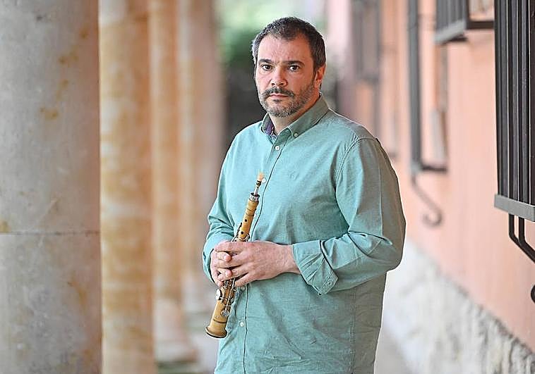 David Huerta posa con una de sus dulzainas.