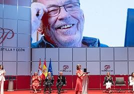 Ayanta Barilli, hija de Fernando Sánchez Dragó, tras recoger el Premio Castilla y León de las Letras 2022 concedio a su padre.