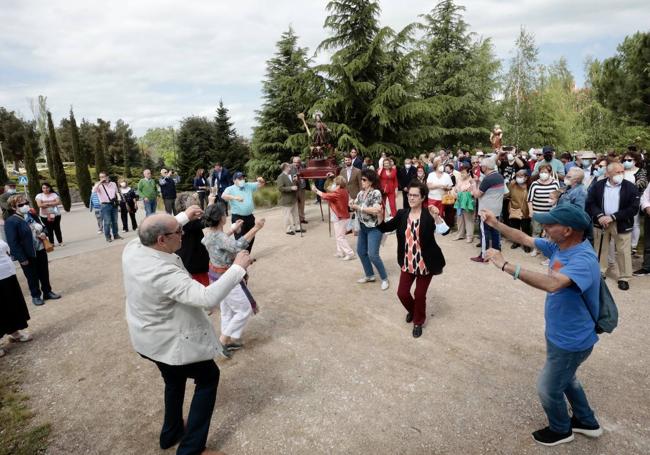 Jotas en la explanada de la ermita de San Isidro.