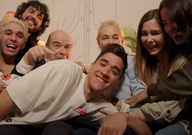 Los protagonistas de 'Los Serrano' reunidos en el videoclip