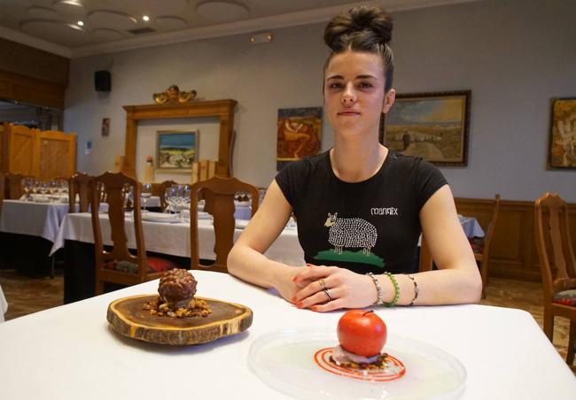 Alicia García consigue la magia con cada trampantojo. Aquí muestra su manzana y su piña de piñón.