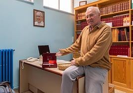 El párroco de San Fernando, Rodrigo Macías, muestra el cestillo.