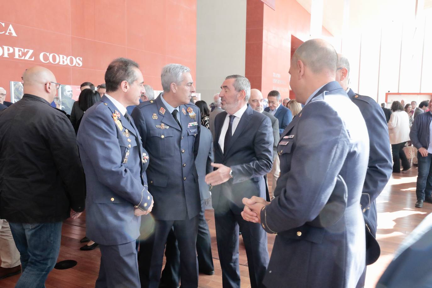 Asistentes a la entrega de los Premios Castilla y León (1 de 2)