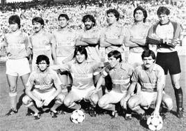 Equipo del Real Valladolid que jugó en El Helmántico el día que estrenó publicidad en sus camisetas, concretamente de la empresa vallisoletana Helios. De pie y de izquierda a derecha: Da Silva, Moré, Díez, Richard, Javi, Oviedo y Fenoy. Agachados: Duque, Yáñez, Sánchez Valles y García Navajas.