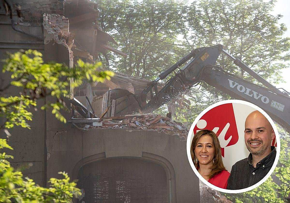 Derribo del chalé de Villa Estrella; en pequeño, los concejales de Izquierda Unida en el Ayuntamiento.