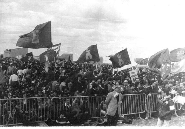 Imagen principal - Una multitud de asistentes a los actos en la campa de Villalar de 1978./ Actuación en la campa de Villalar en los años 80./ La fiesta de Villalar a finales de los años 70. 