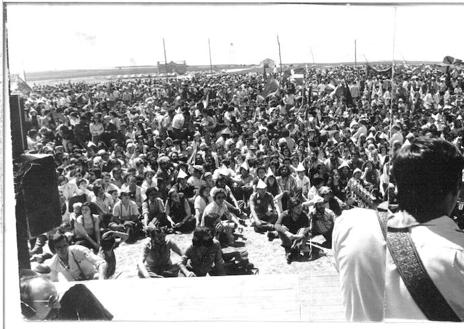 Imagen secundaria 1 - Una multitud de asistentes a los actos en la campa de Villalar de 1978./ Actuación en la campa de Villalar en los años 80./ La fiesta de Villalar a finales de los años 70. 