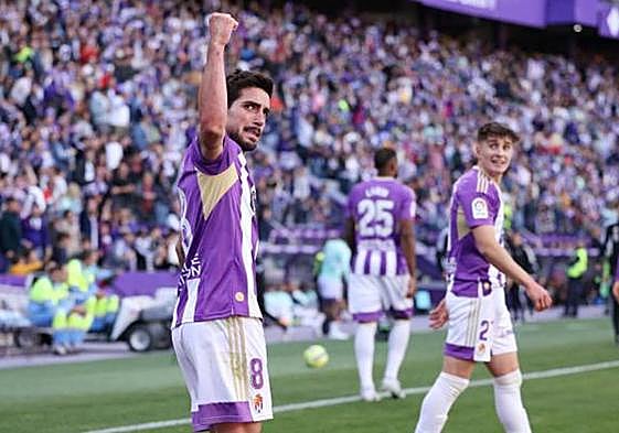 Monchu celebra el gol que marcó en la primera parte y que acabó dando la victoria al Real Valladolid.