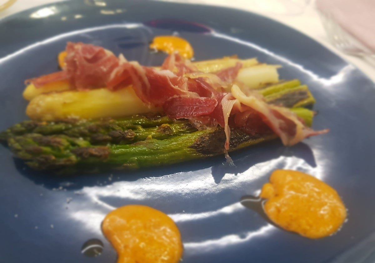 Espárragos trigueros a la plancha, papada ibérica y salsa romesco en el restaurante El Rincón de Ana