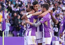 Escudero, El Yamiq y Larin felicitan a Monchu tras su gol.
