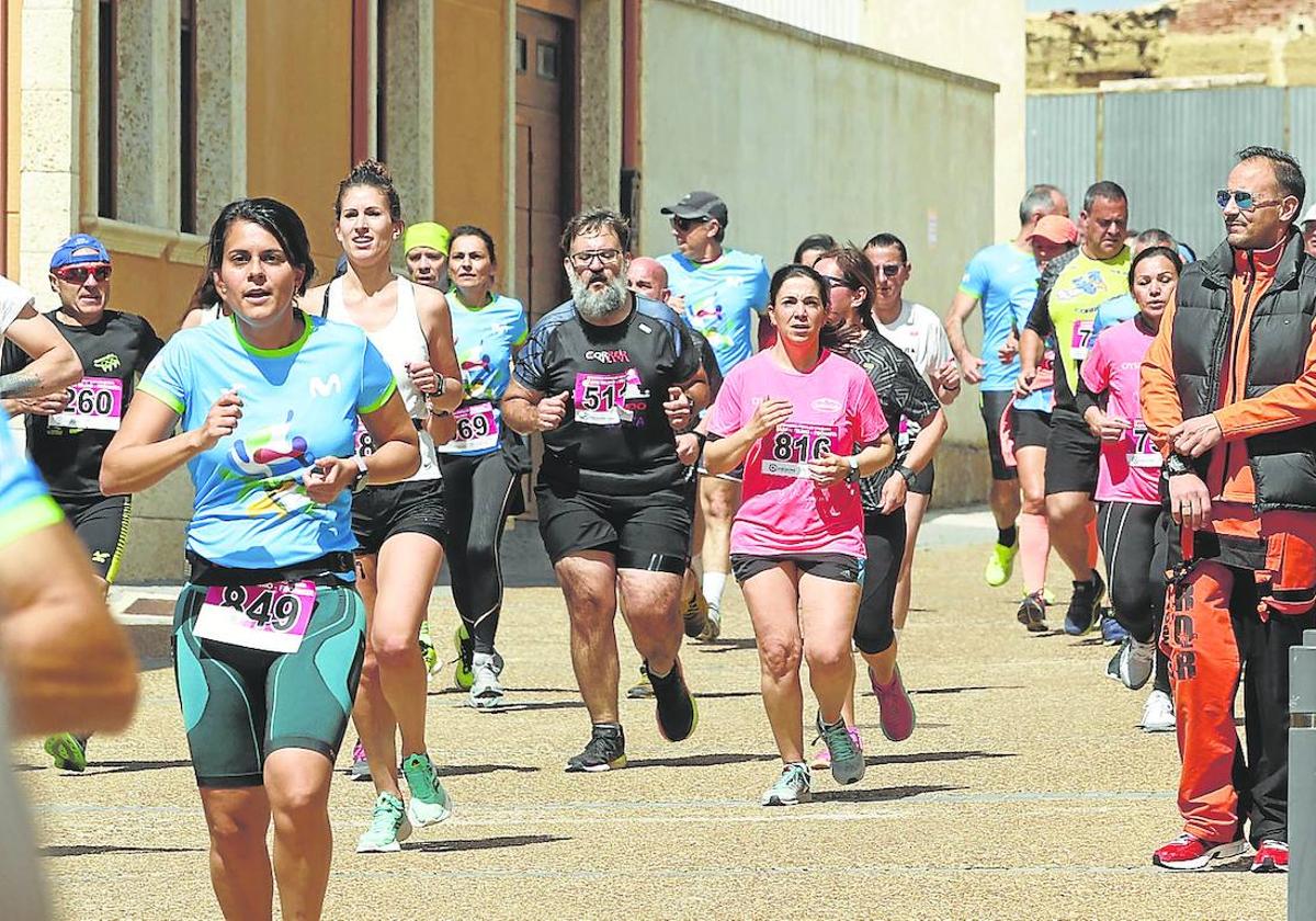 Corredores y público durante la prueba disputada este sábado en Frómista.