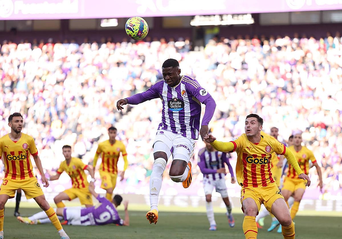 Hongla, que ejerció de frontón, despeja de cabeza un balón dentro del área.