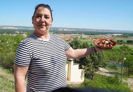 Arancha Arranz muestra su pincho de lechazo, con unas impresionantes vistas de Traspinedo