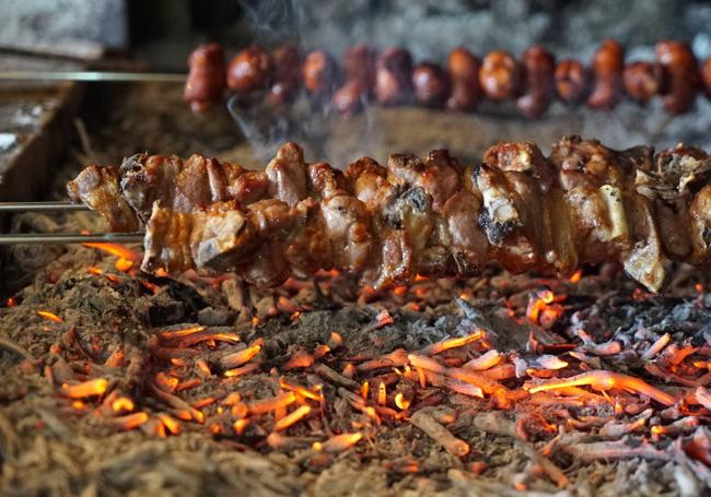 Pinchos de lechazo sobre las brasas de sarmiento