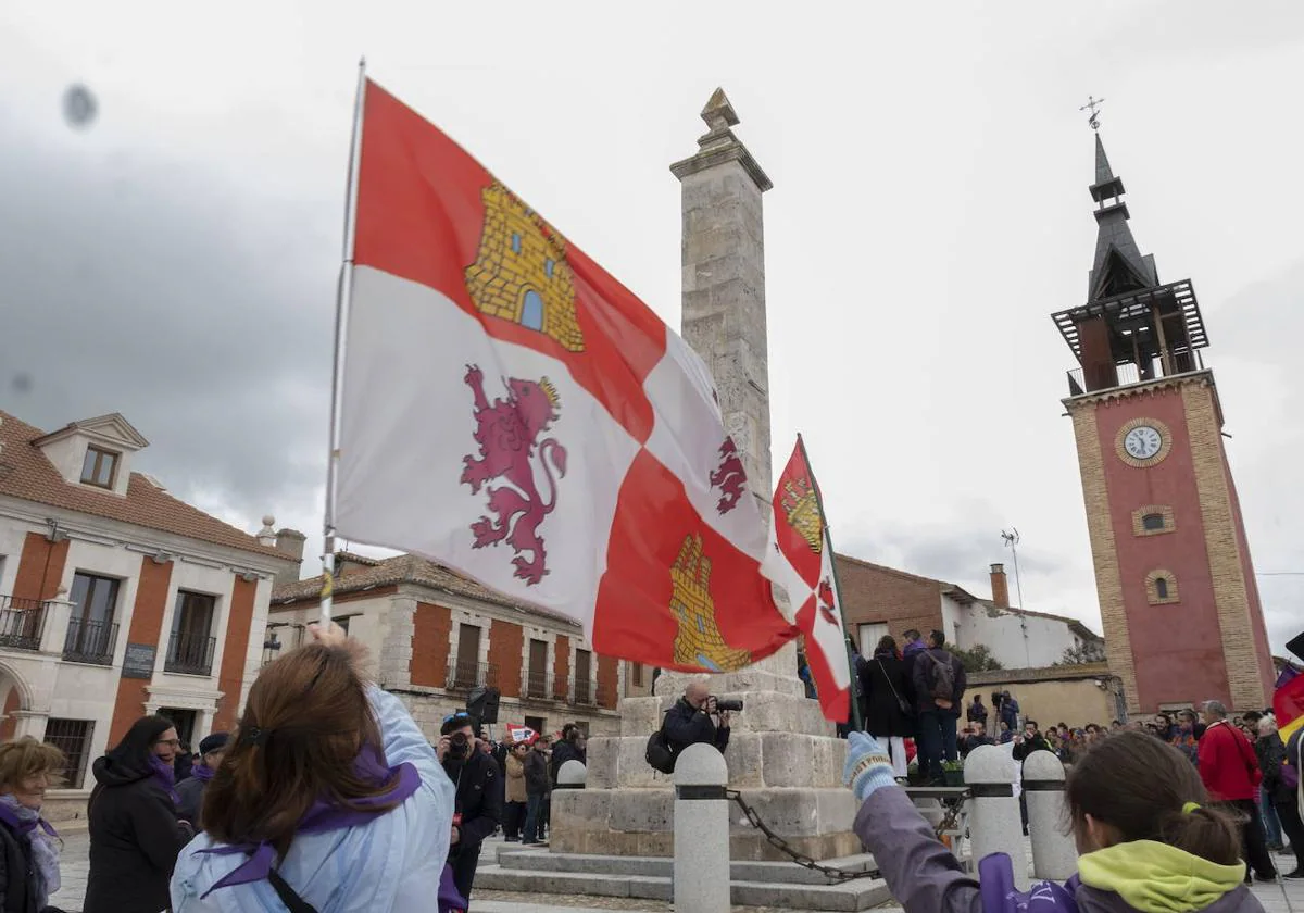 Bandera y monolito en un 23 de abril previo a la pandemia.