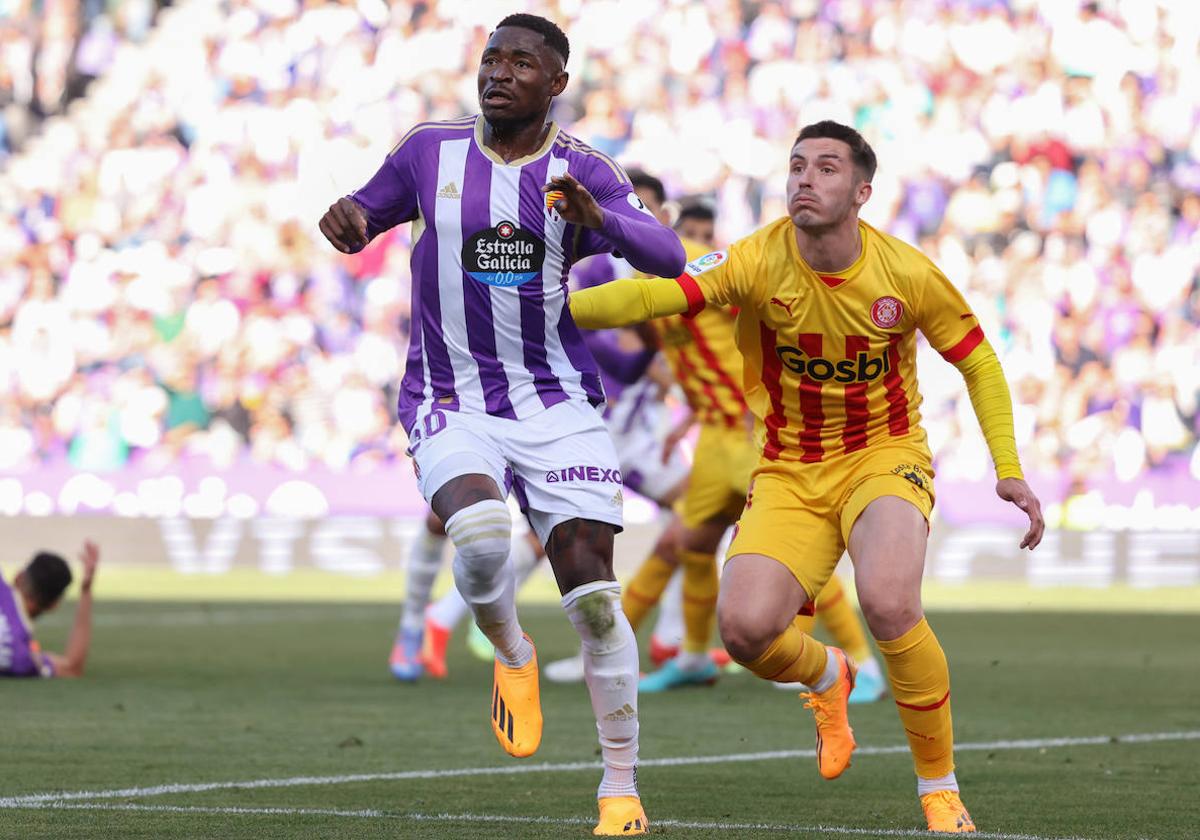 Martin Hongla se adelanta a Valery durante el Real Valladolid-Girona del pasado sábado