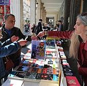 Historias y personajes salen a la calle en busca de lectores en Palencia
