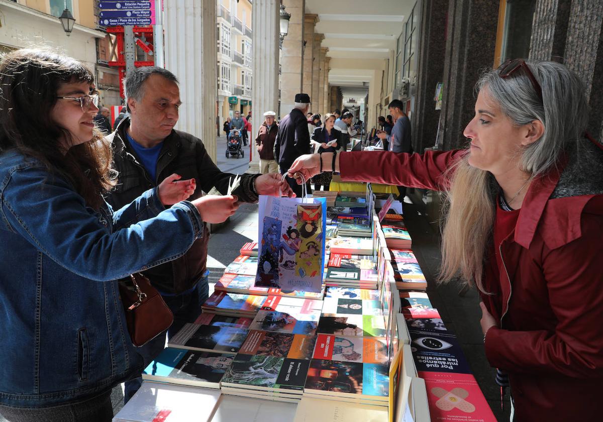 Puestos de libros en la Bocaplaza, este domingo.