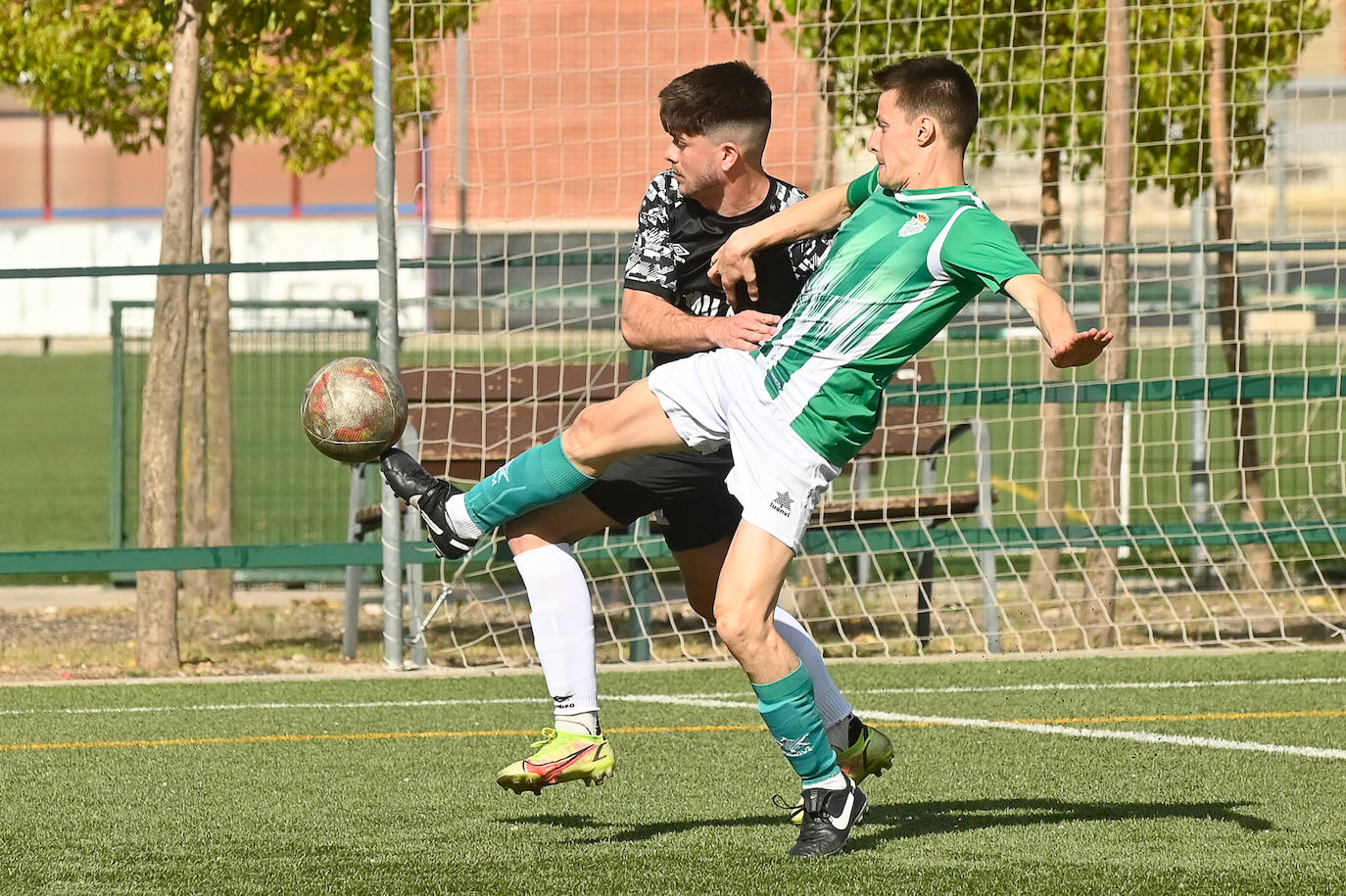 Juan de Antón, autor del primer gol bético, lucha por un balón dividido.