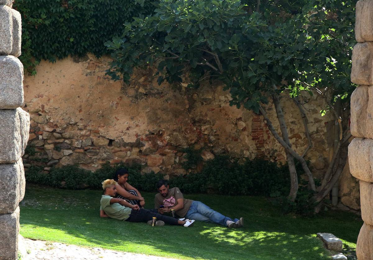 Un grupo de jóvenes, a la sombra del Acueducto.