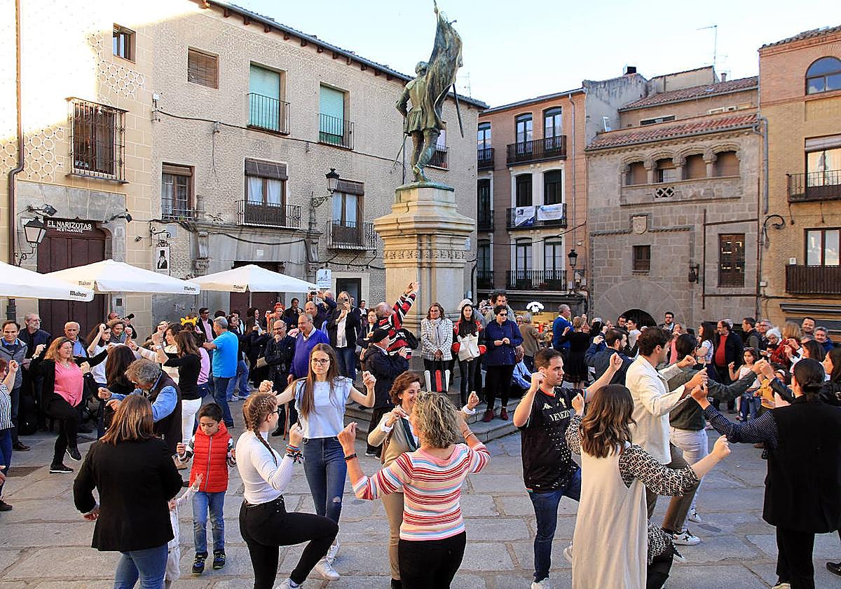 Bailes junto a la estatua de Juan Bravo en Segovia.