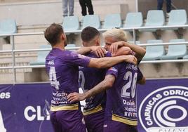 Los jugadores se abrazan y celebran el primer gol del partido.