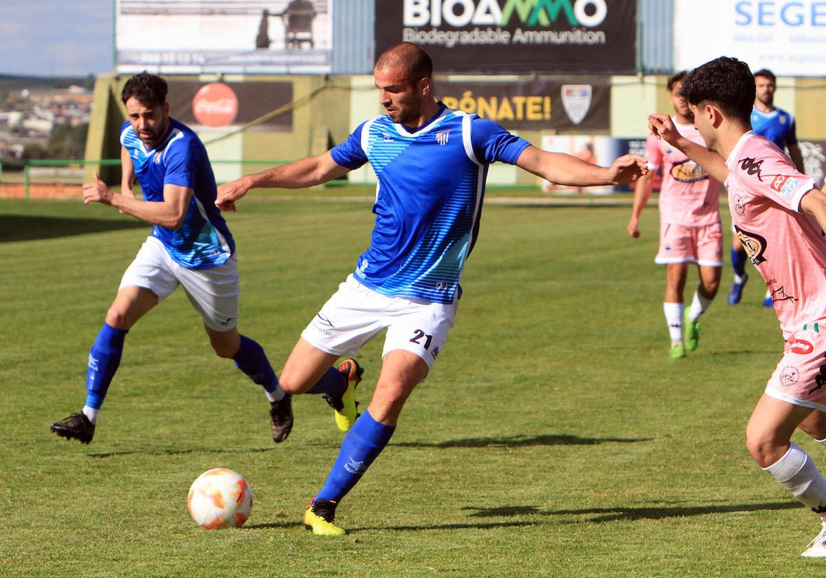 Víctor Velasco intenta un lanzamiento durante el partido ante el Atlético Astorga.