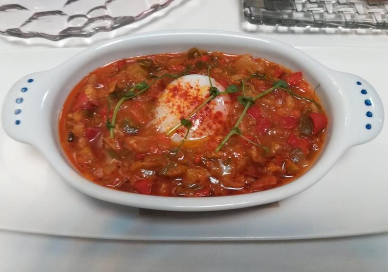 Apetitoso pisto de verduras listo para degustar.