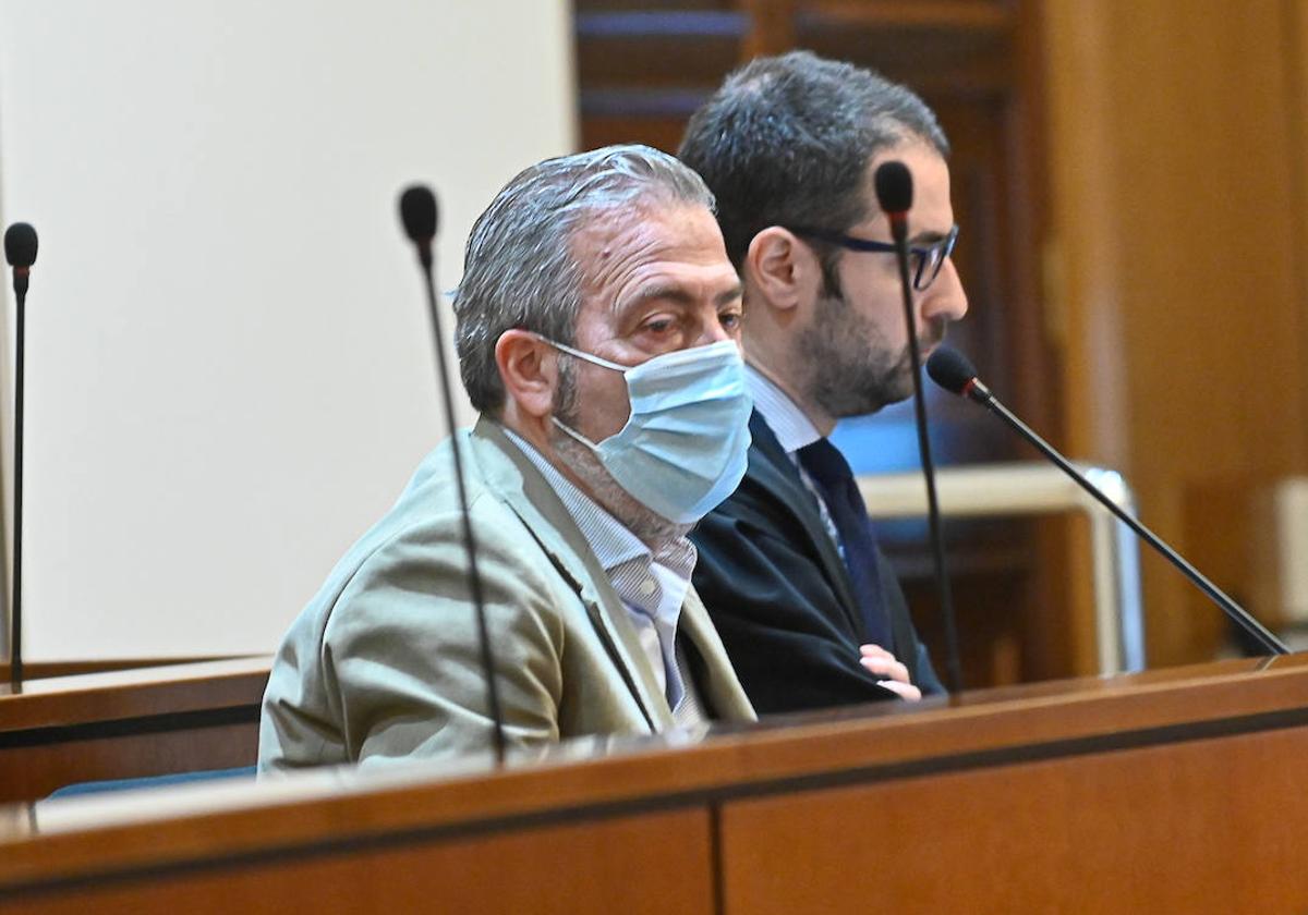 Ricardo Rodilla, con mascarilla, antes de la vista oral en la Audiencia de Valladolid.