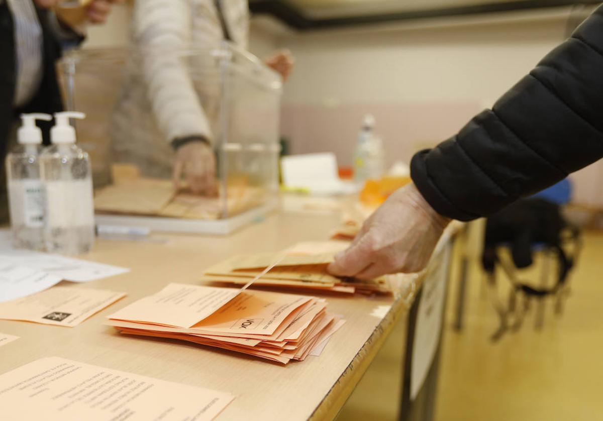 Papeletas en una mesa electoral de Palencia en una imagen de archivo.