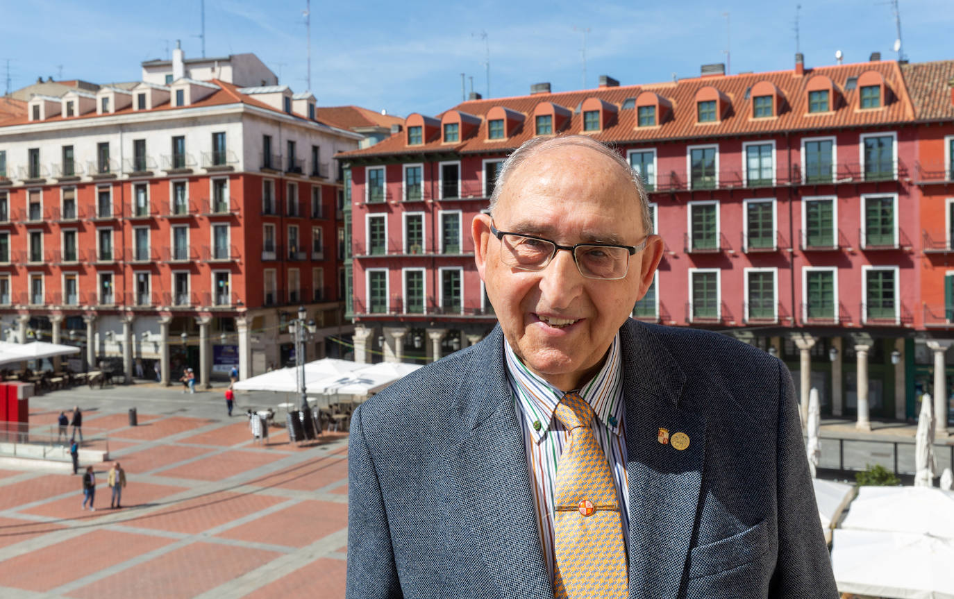 24/04/2023. José Luis Bellido, el presidente de la Federación de Casas Regionales y Provinciales, en el balcón del Ayuntamiento de Valladolid.