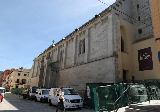 Obras de reforma que se llevan a cabo en la iglesia de Santa Isabel, que se convertirá en La Farm Studio, en el Real Sitio.