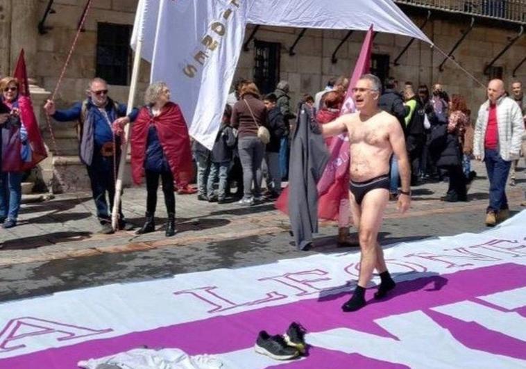 Nicanor Pastrana, este domingo, durante su performance en la Plaza Mayor de León capital.