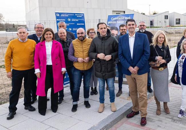 Marta Sanz, con abrigo fucsia, en la candidatura de Jota de la Fuente, en el centro, acompañado por Conrado Íscar, presidente provincial del PP.