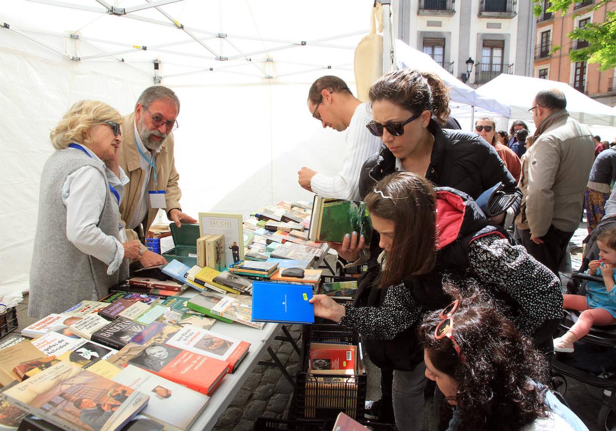 Venta de libros en la feria de la Plaza Mayor.