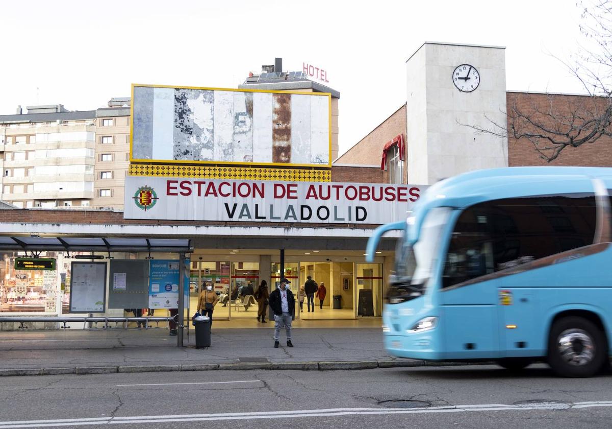 Entrada principal de la estación de autobuses.