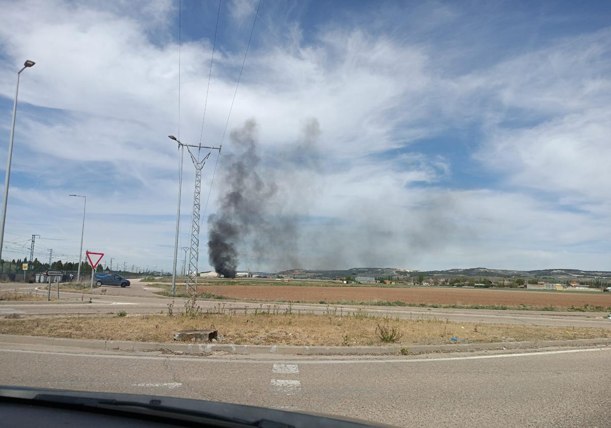 Sofocan un incendio en una escombrera del camino Mataburras