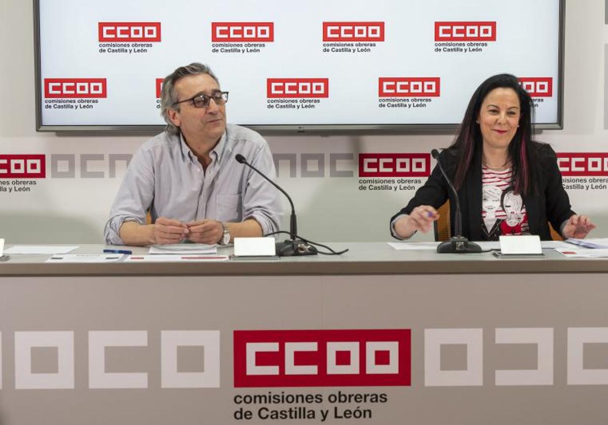 El secretario de Políticas Públicas y Diálogo Social de CC OO de Castilla y León, Saturnino Fernández, junto a la técnico del sindicato, Beatriz Sanz.