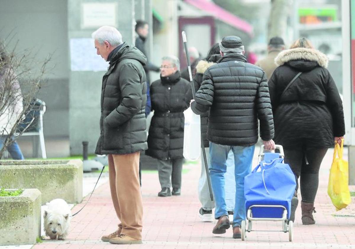 Jubilados en una calle de Valladolid.