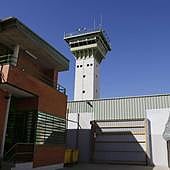 Dos internos de la cárcel de Dueñas sufren quemaduras e intoxicación tras prender fuego a su celda