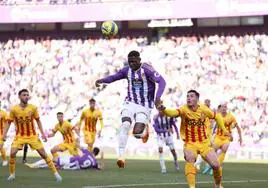 Hongla despeja el balón durante el partido disputado frente al Girona.
