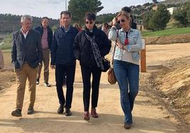 Juan Carlos Domínguez y su mujer Yolanda recorren con el alcalde, Sarbelio Fernández, el parque que lleva el nombre de su hija en Arroyo.