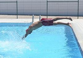 Un usuario se zambulle en una piscina en la apertura de la temporada del año pasado.