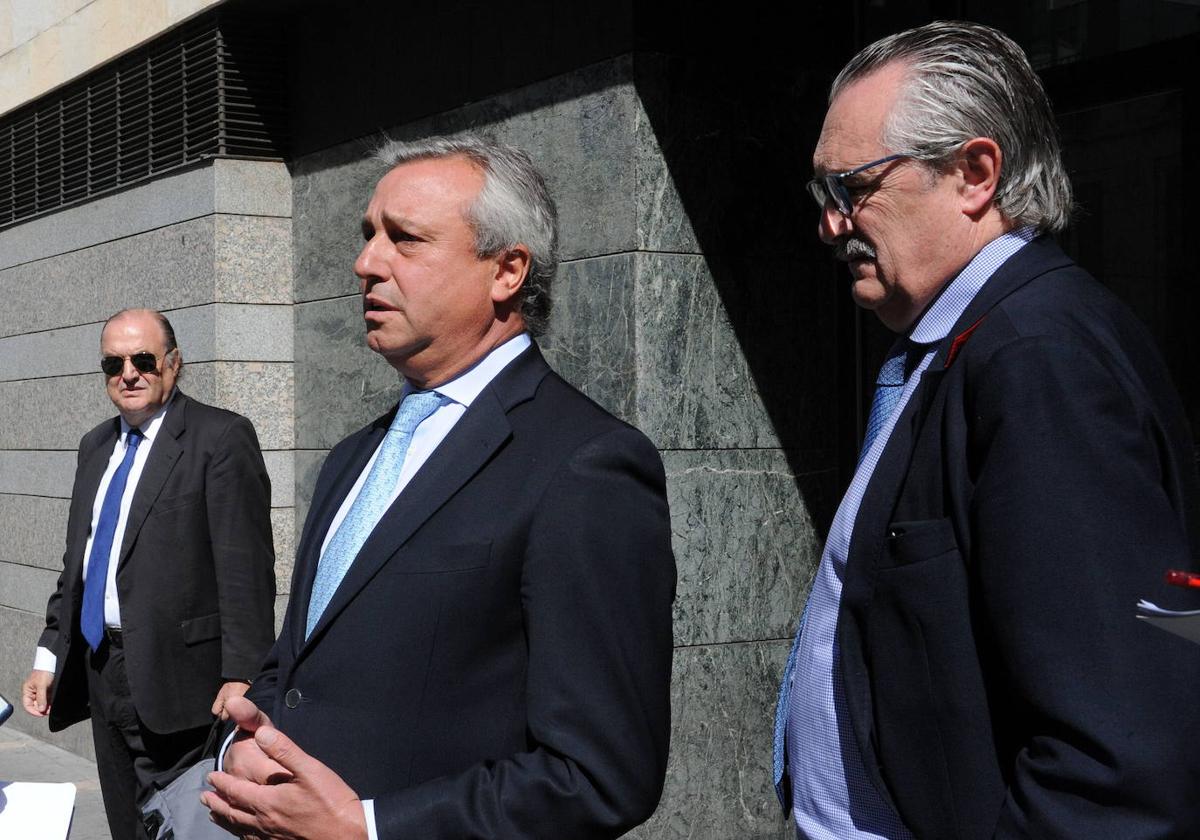 El ex director de Deportes de la Junta, Andrés Martín de Paz y su letrado (d) tras declarar por la trama eólica en 2017.