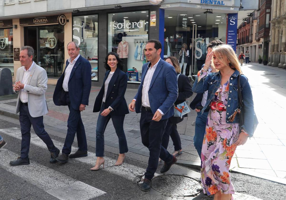 Arrimadas, en el centro, junto al alcalde y candidato, Mario Simón, a la derecha, y otros compañeros de Ciudadanos.