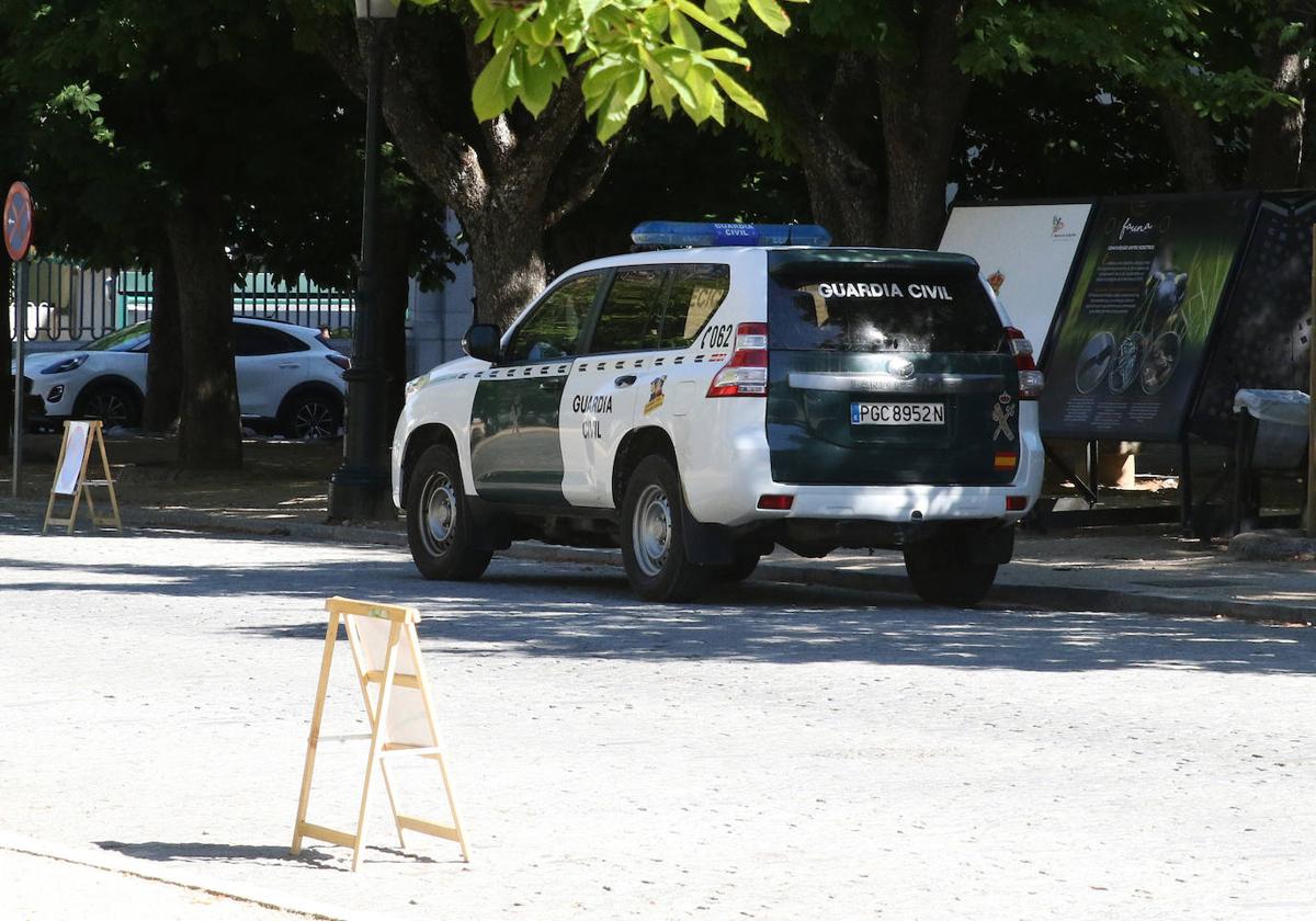 Patrulla de la Guardia Civil en el Real Sitio de San Ildefonso.