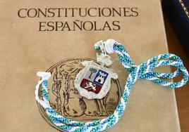 Medalla de la corporación de El Espinar antes de la investidura tras las pasadas elecciones municipales.