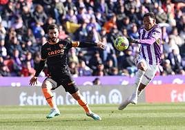 Plata chuta en presencia de Gayá durante el partido frente al Valencia de la primera vuelta.