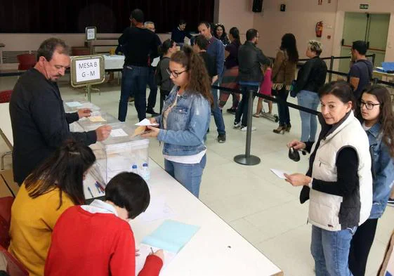 Ciudadanos votan en un colegio de un municipio segoviano en las elecciones municipales de 2019.