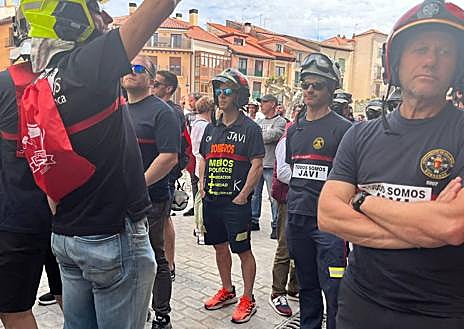 Imagen secundaria 1 - Más de 200 bomberos apoyan al profesional sancionado en Aranda